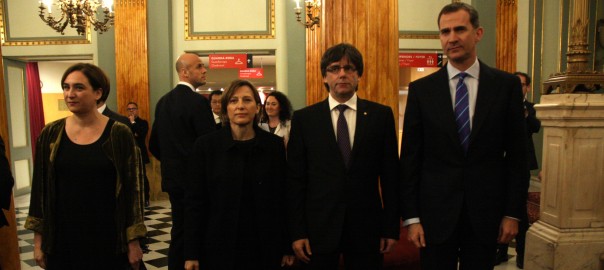 El rei espanyol Felipe VI, el president de la Generalitat, Carles Puigdemont, la presidenta del Parlament, Carme Forcadell i la batllessa de Barcelona, Ada Colau, al Liceu abans del sopar inaugural del Mobile World Congress