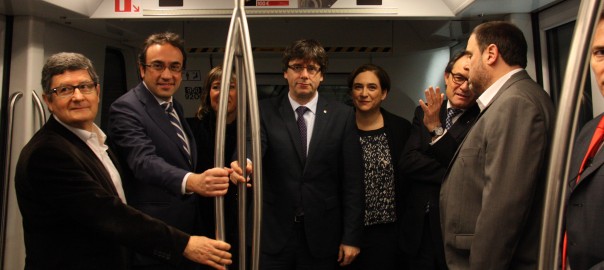 Els representants institucionals amb el president Puigdemont accedeixen a un vagó de la L9 del metro