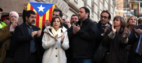Jordi Sànchez, Carme Forcadell, Oriol Junqueras, Josep Rull, Meritxell Borràs i Núria de Gispert aplaudint a les portes del TSJC