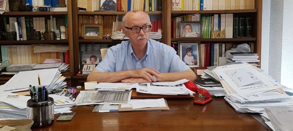 El notari Lluís Olagüe al seu despatx dElx