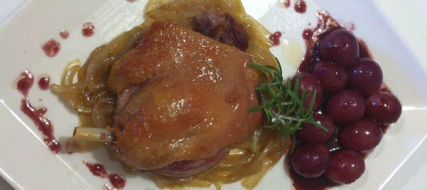 Confit d'ànec amb raïm i vi dolç negre.