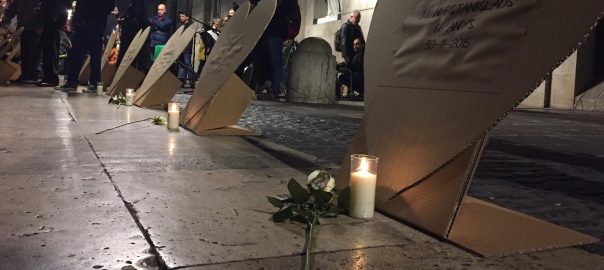 Cors de cartró a la plaça