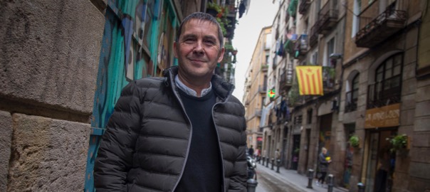 Arnaldo Otegi, al Raval de Barcelona (fotografia: Albert Salamé).