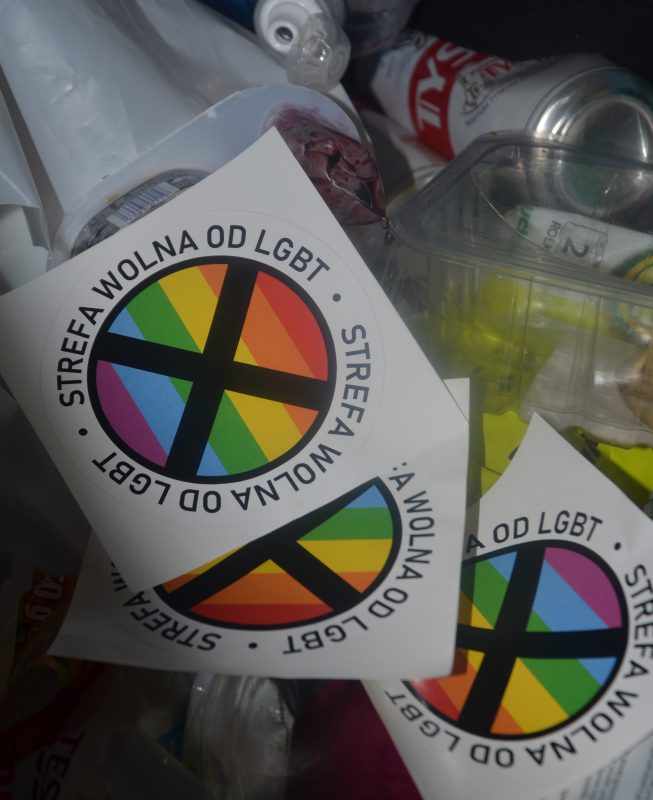 pegatinas anti-gay polonia - zona libre lgbt