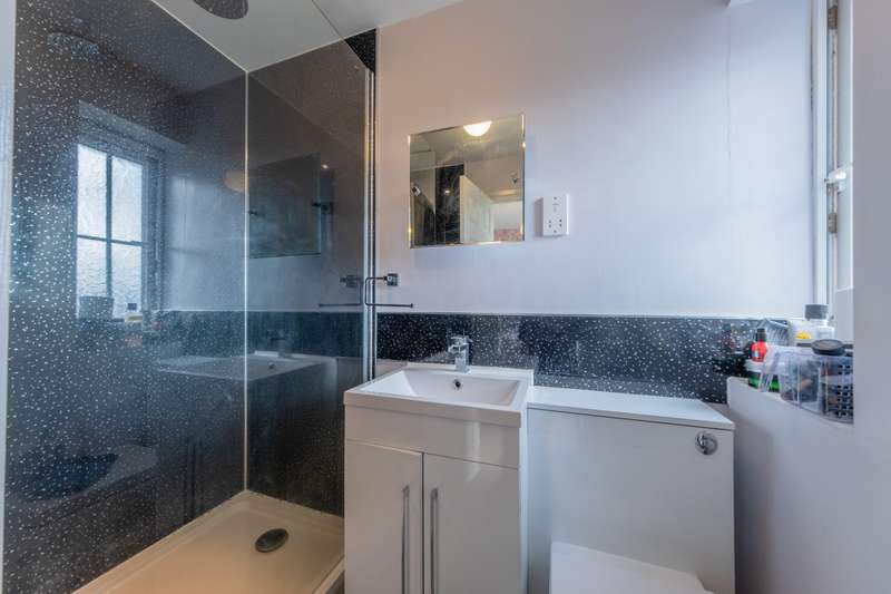 Property for Sale in Bedroom House Detached In Darnhall, Cw7