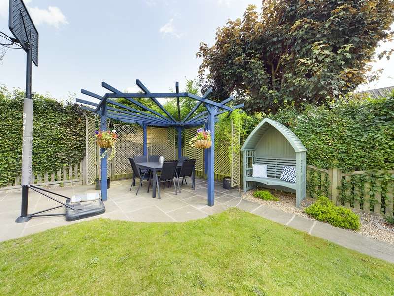 Property for Sale in Mallinson Oval, Harrogate, North Yorkshire, Hg2