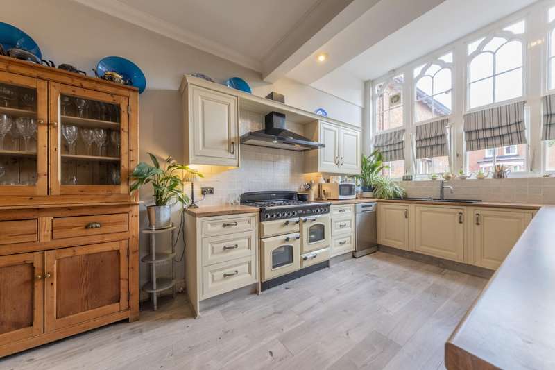 Property for Sale in Bedroom House Semi Detached In Davenham, Cw9