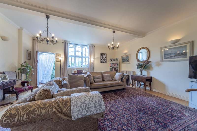 Property for Sale in Bedroom House Semi Detached In Davenham, Cw9