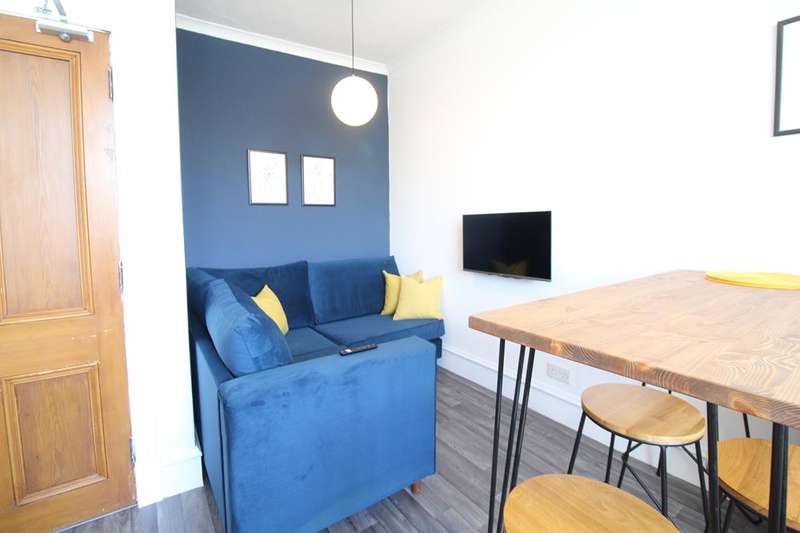 4 Bedrooms Flat for rent in Elmfield Avenue, Top Floor, AB24