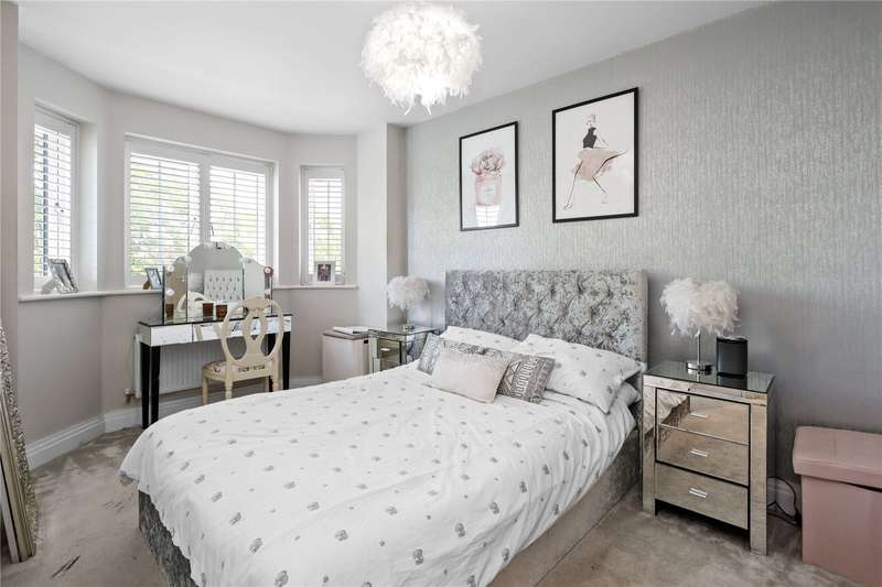 Property for Sale in Trenchard Close, Hersham, Waltononthames, Surrey, Kt12