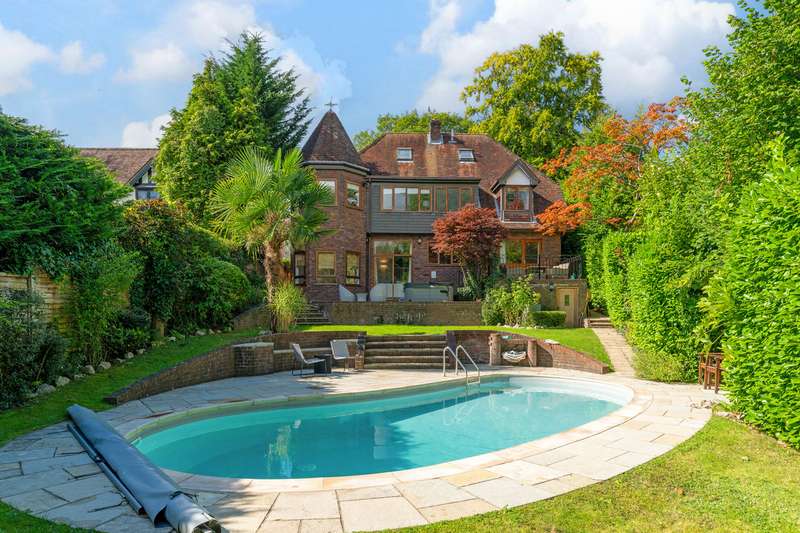 5 Bedrooms Detached House for sale in Beeches Drive Farnham Common, Buckinghamshire, SL2