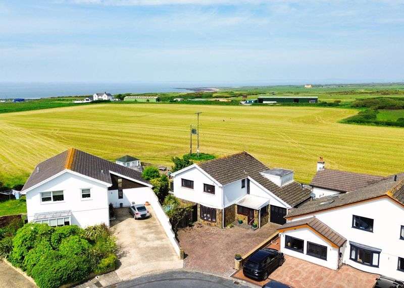 4 Bedrooms Detached House for sale in Long Acre Court, Porthcawl, Bridgend, CF36