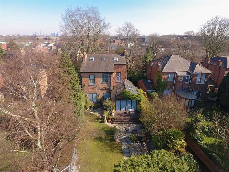 5 Bedrooms Detached House for sale in Doveston Road, Sale, M33