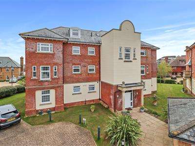 3 Bedrooms Apartment Flat for sale in Christchurch Place, Eastbourne, BN23