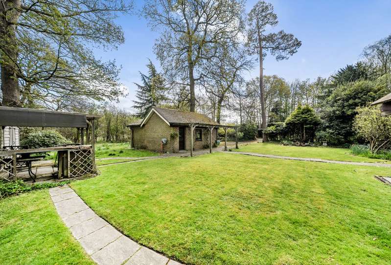 2 Bedrooms Bungalow for sale in Pembury Road, Tunbridge Wells, Kent, TN2