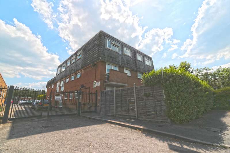 2 Bedrooms Flat for rent in Dedworth Road, Windsor, SL4