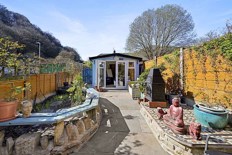 4 Bedrooms Property for sale in The Glen, Todmorden, OL14
