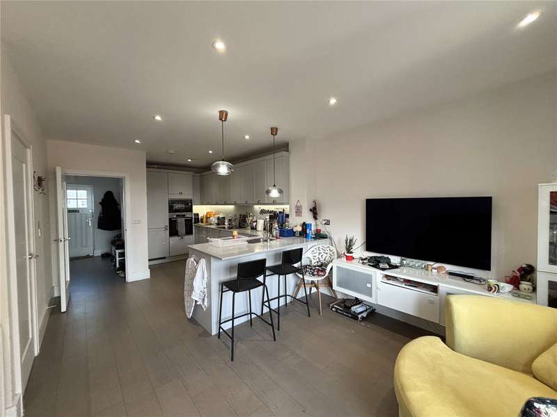 5 Bedrooms House