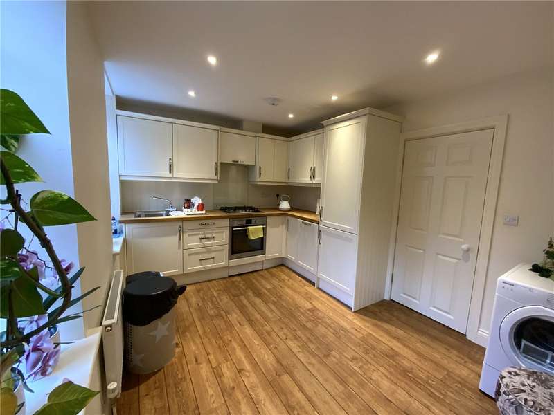 2 Bedrooms Flat for rent in High Street, Marlborough, Wiltshire, SN8