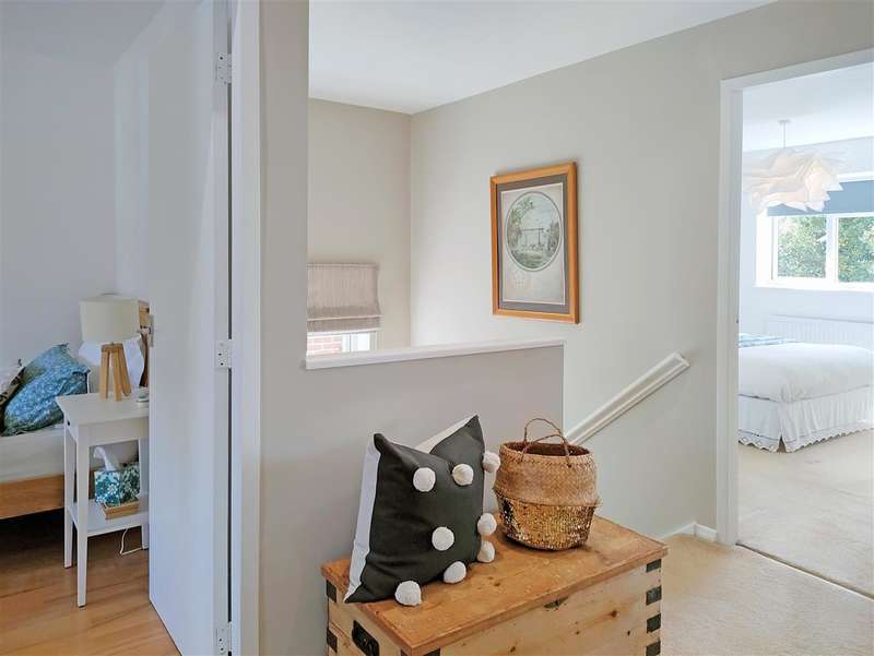 Property for Sale in Goodwood Close, Midhurst, Gu29