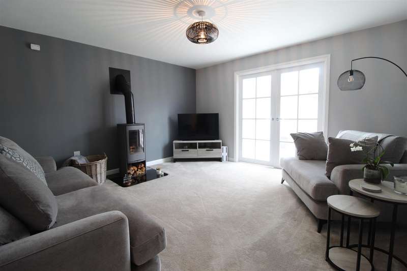 Property for Sale in Hurst Crescent, Glossop, Sk13