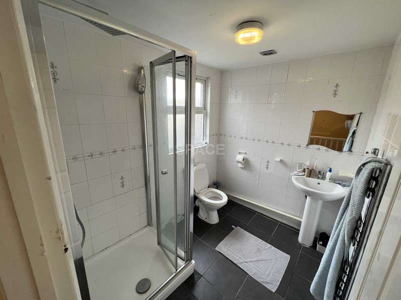 6 Bedrooms Terraced House for rent in Grange Avenue, Reading, Berkshire, RG6