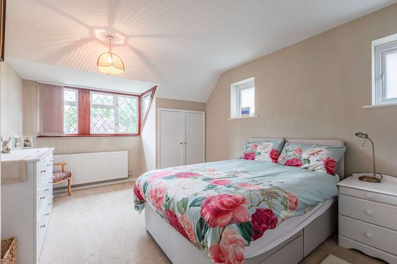 Property for Sale in Lovelace Drive, Pyrford, Surrey, Gu22