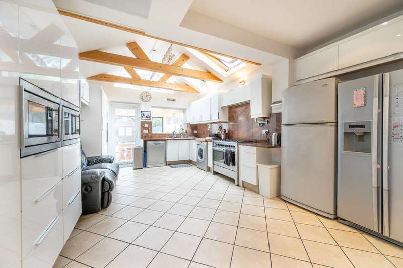 4 Bedrooms End Of Terrace House for sale in Gladding Road, Manor, E12