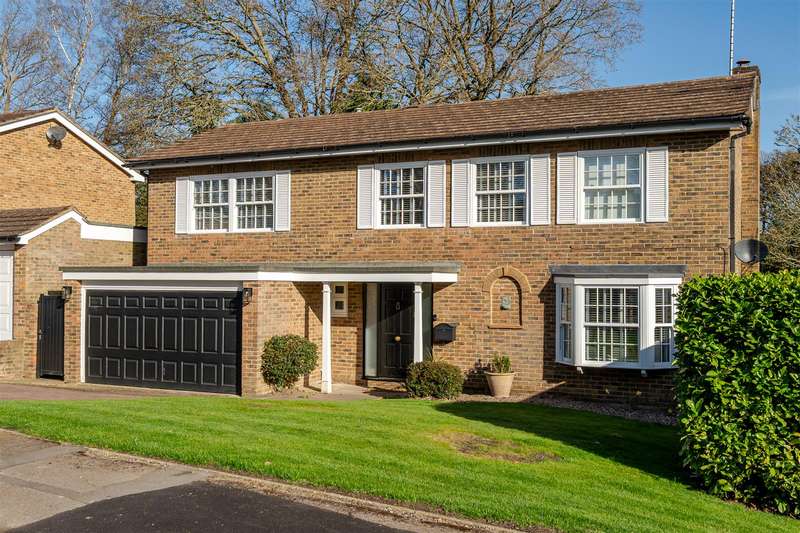5 Bedrooms Detached House for sale in Knowles Avenue Crowthorne, Berkshire, RG45