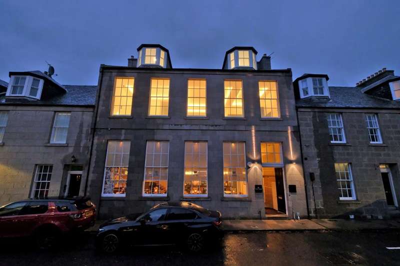 2 Bedrooms Flat for rent in North Silver Street, Top Floor, Aberdeen, AB10