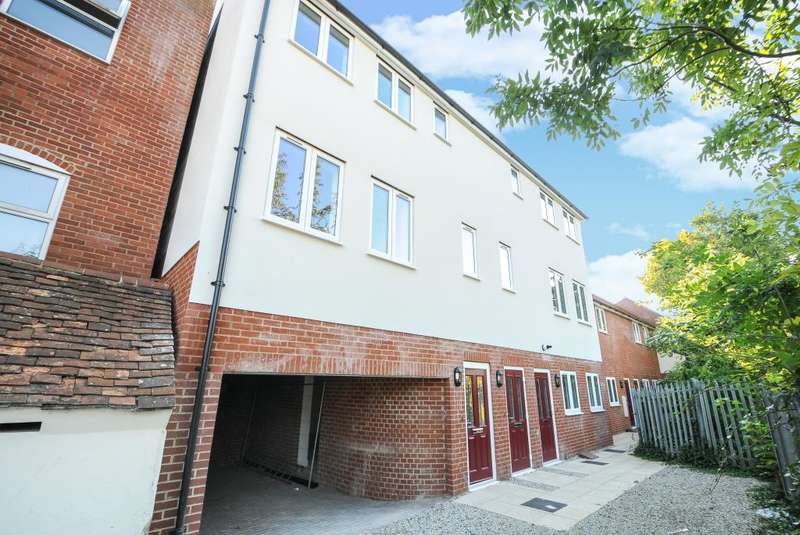 2 Bedrooms Maisonette Flat for rent in Newbury, Berksire, RG14