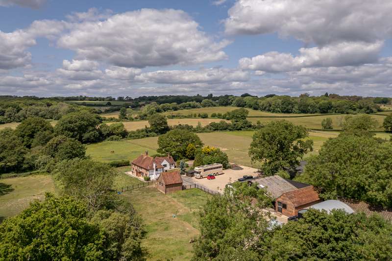4 Bedrooms House for sale in Ifield Road, Charlwood, Horley, Surrey, RH6