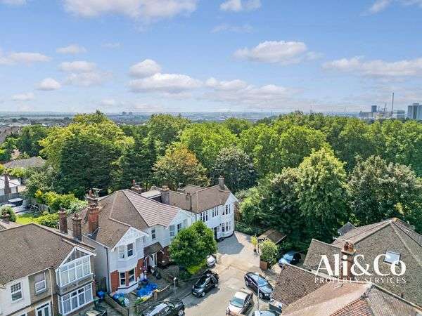 4 Bedrooms Detached House for sale in Park House, Park View Gardens, Grays, RM17