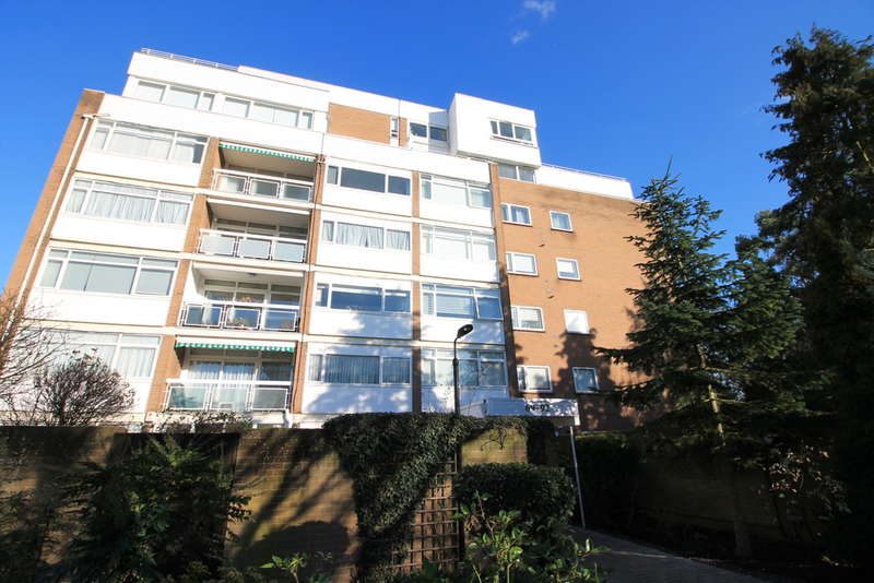 Property for Sale in The Bowls, Chigwell, Ig7