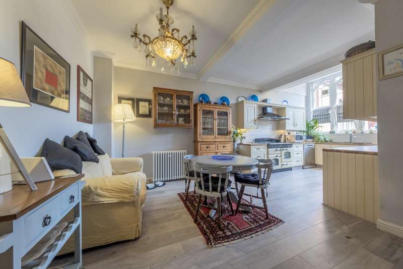 Property for Sale in Bedroom House Semi Detached In Davenham, Cw9