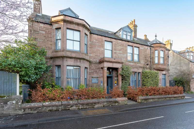 8 Bedrooms Commercial Property