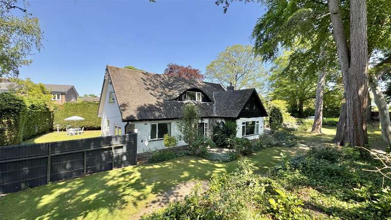 3 Bedrooms Detached House for sale in Holly Road South, Wilmslow, SK9