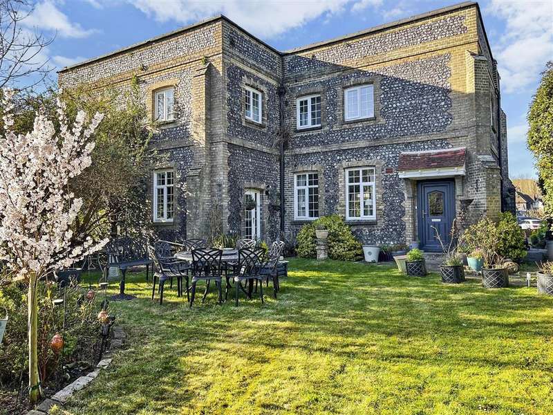 3 Bedrooms Semi Detached House for sale in Lower Road, Temple Ewell, Dover, Kent, CT16