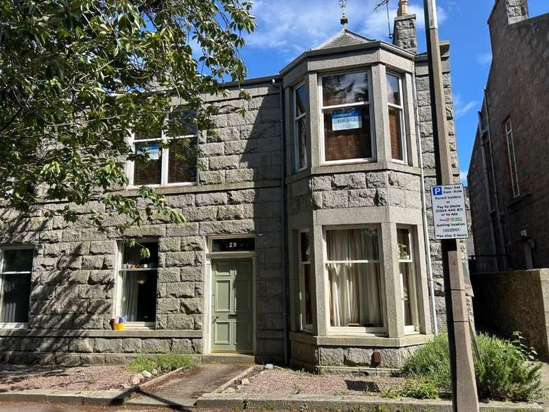 3 Bedrooms Flat for rent in Albury Place, Ferryhill, Aberdeen, AB11