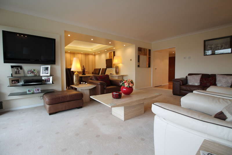 Property for Sale in The Bowls, Chigwell, Ig7