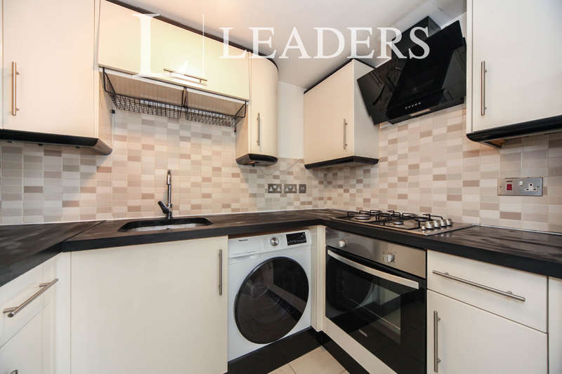 3 Bedrooms Flat for rent in Vale Court High Street North, LU6