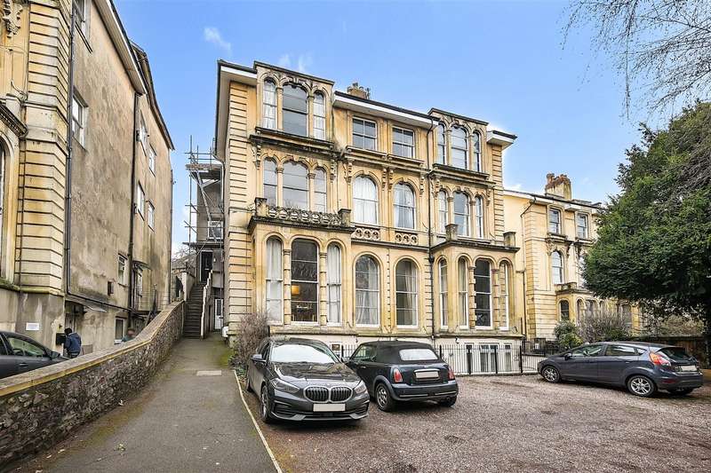 3 Bedrooms Flat