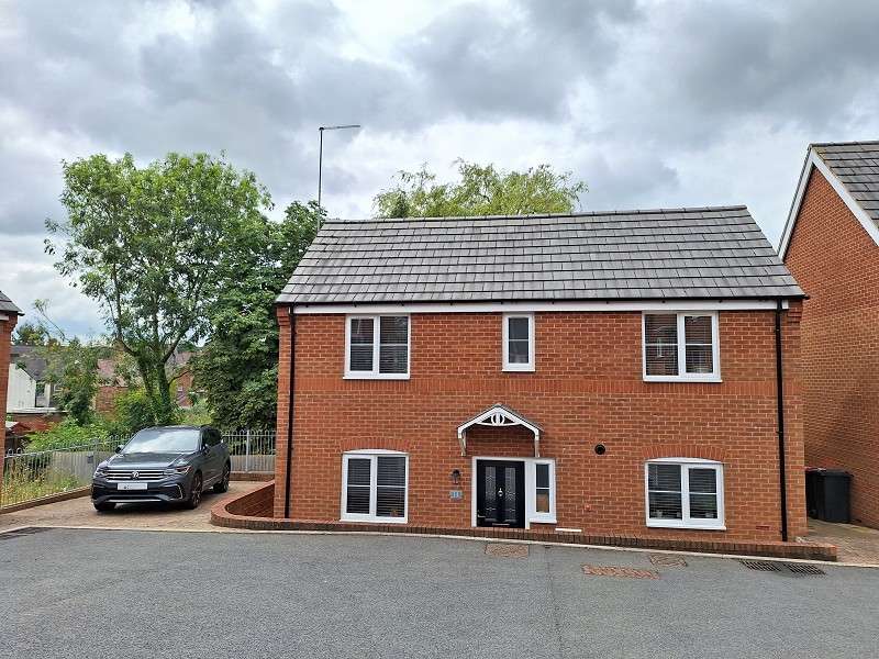 3 Bedrooms Detached House for sale in Silverbirch Close, Hartshill, Nuneaton, CV10