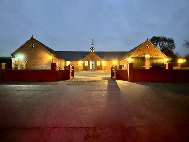 5 Bedrooms Detached House for sale in Home Farm Stables, Manor Lane, Whilton, Daventry, NN11