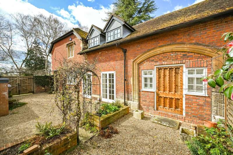 3 Bedrooms Semi Detached House for rent in Park Road, Stoke Poges, SL2
