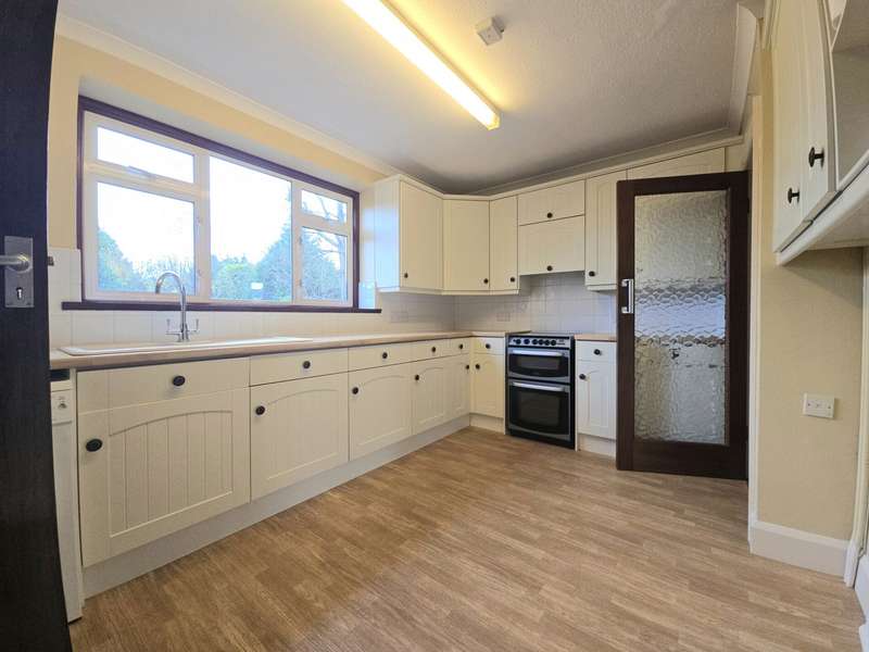 3 Bedrooms Detached House for rent in Truro Gardens, Luton, LU3