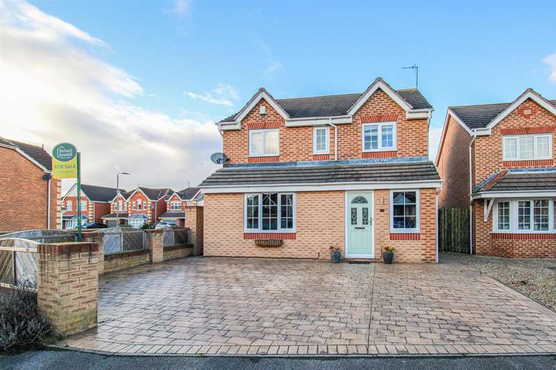 4 Bedrooms Detached House for sale in Troon Close, Normanton, WF6