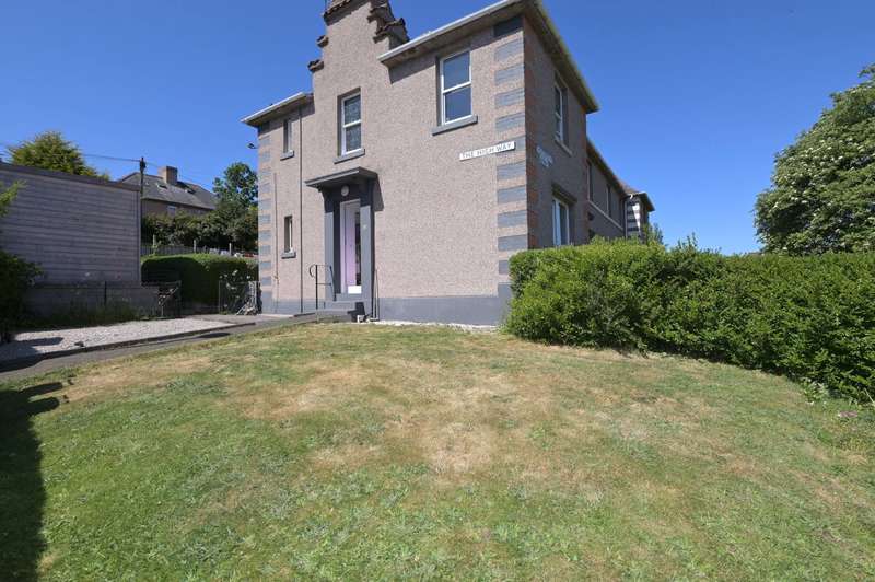 2 Bedrooms Flat
