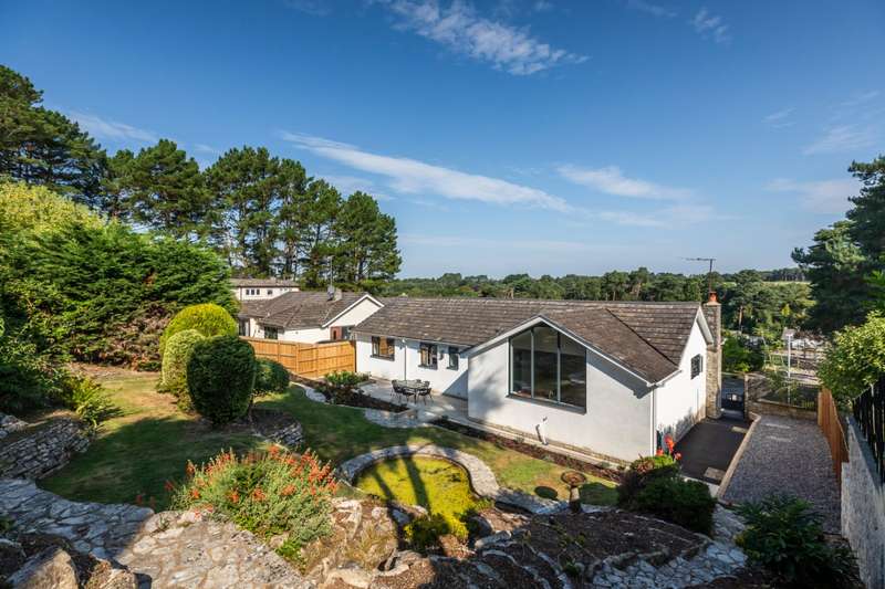 4 Bedrooms Bungalow for sale in Woodleaze Close, Broadstone, Dorset, BH18