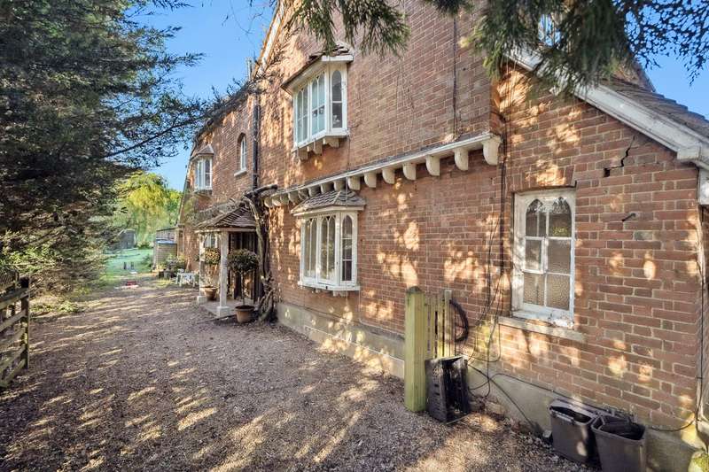 5 Bedrooms Detached House for rent in Farnham Lane, Farnham Royal, SL2